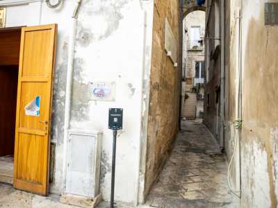 ...si trova nell�adiacente vico Fiscardi...